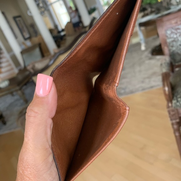 Louis Vuitton Men's Vintage Monogram Wallet - Picture 10 of 16